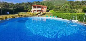 Fachada Oasis Inn Pedornes Piscina Casa Vacacional Alquiler Grupos Peregrinos